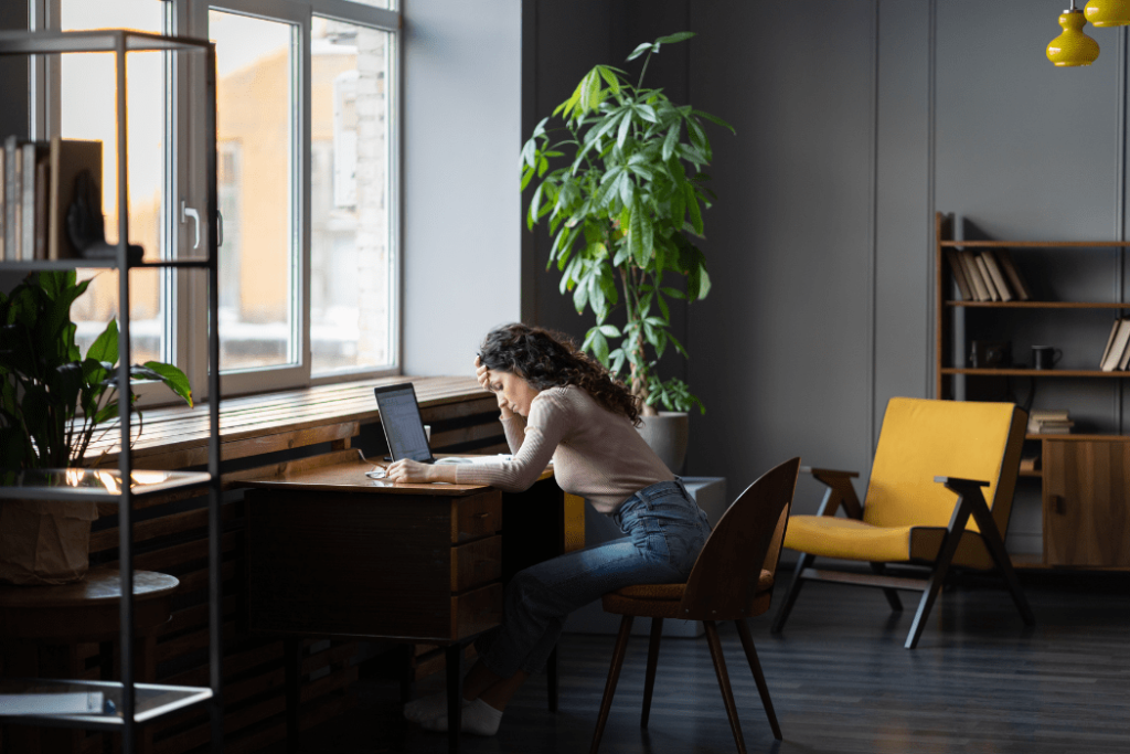 una chica buscando respuestas para saber si acudir a terapia online o presencial